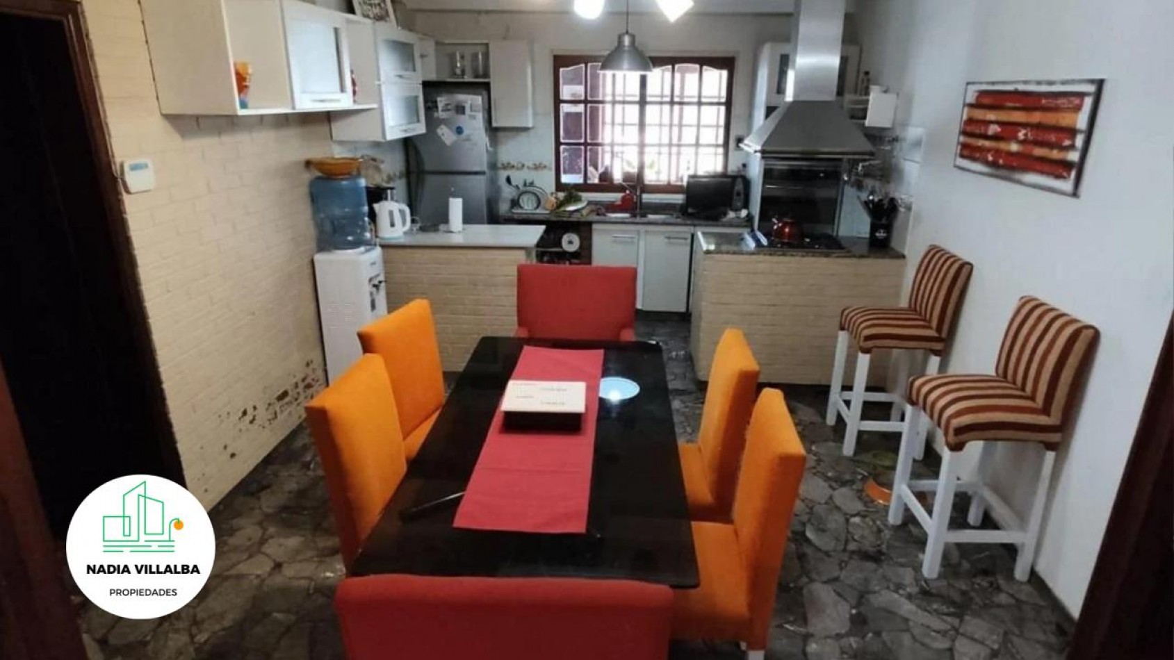 Chalet 5 Ambientes con Pileta y Fondo Libre - Acepta Permuta-Villa Luzuriaga.