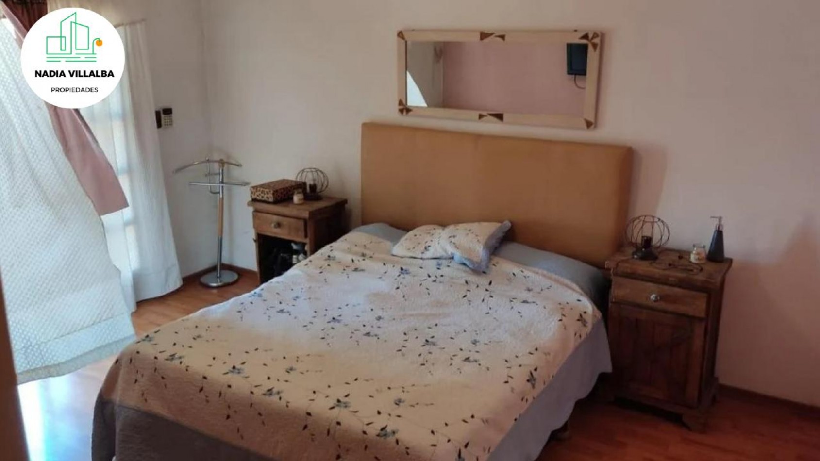 Chalet 5 Ambientes con Pileta y Fondo Libre - Acepta Permuta-Villa Luzuriaga.