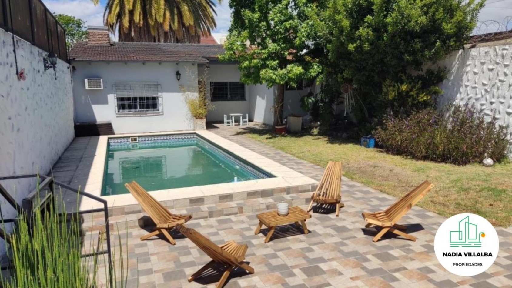 Chalet 5 Ambientes con Pileta y Fondo Libre - Acepta Permuta-Villa Luzuriaga.