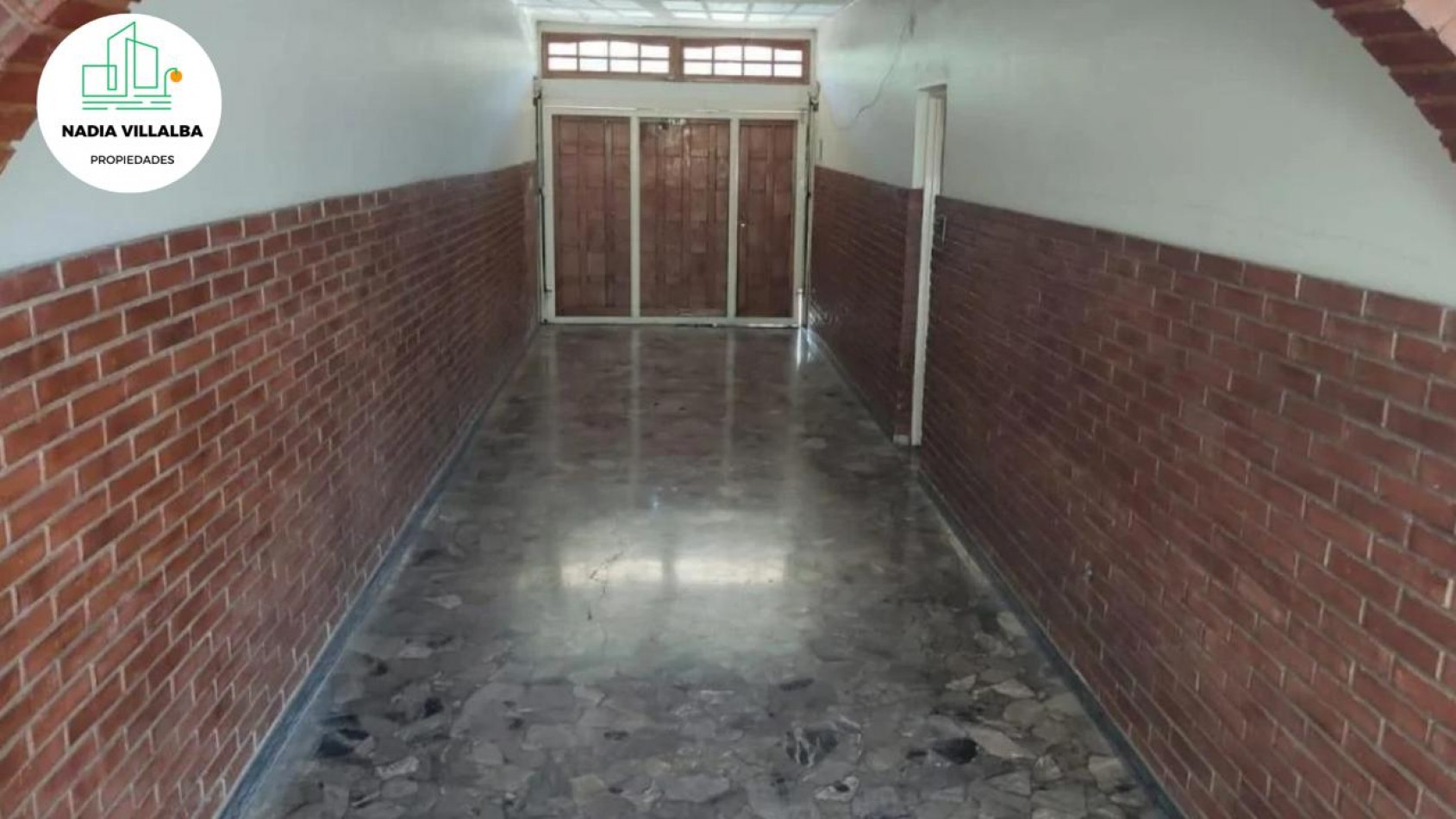 Chalet 5 Ambientes con Pileta y Fondo Libre - Acepta Permuta-Villa Luzuriaga.