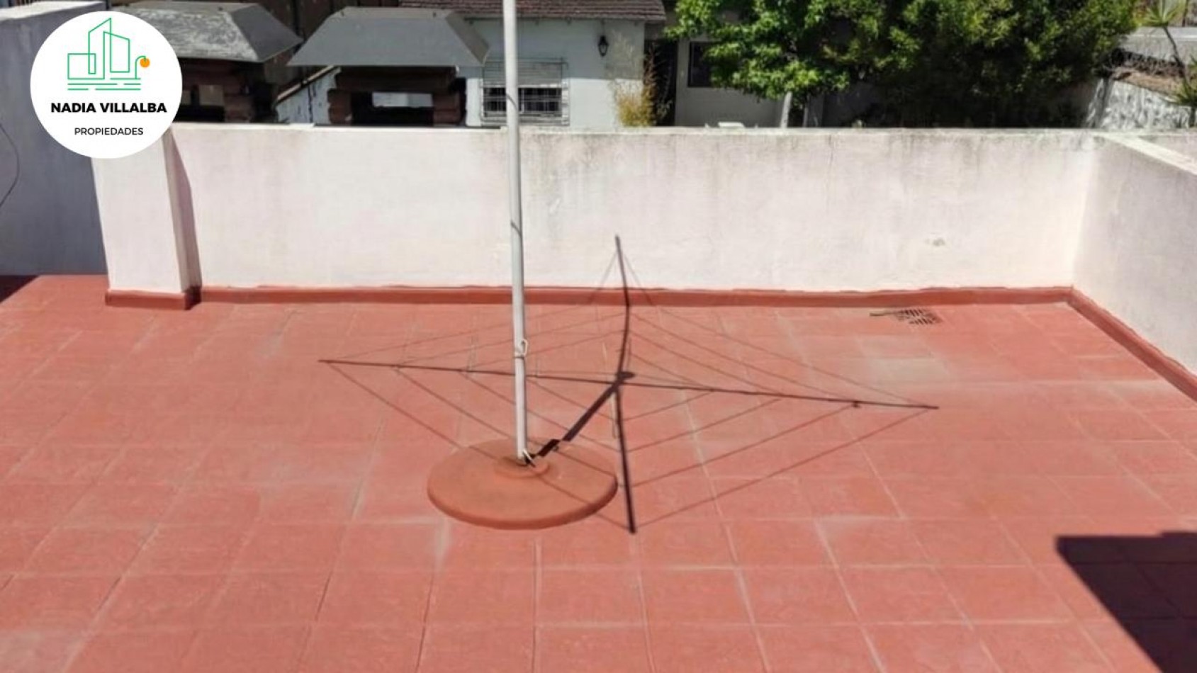 Chalet 5 Ambientes con Pileta y Fondo Libre - Acepta Permuta-Villa Luzuriaga.