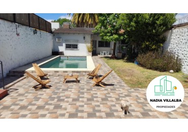 Chalet 5 Ambientes con Pileta y Fondo Libre - Acepta Permuta-Villa Luzuriaga.